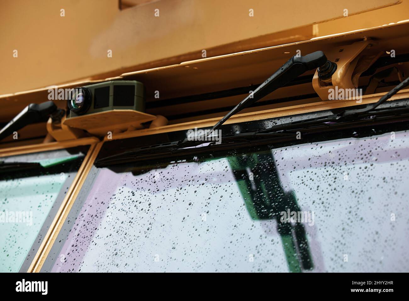 Scheibenwischer an der Windschutzscheibe eines gepanzerten Autos. Tropfen auf die Windschutzscheibe Panzerglas. Windschutzscheibe des modernen gepanzerten Militärfahrzeugs Stockfoto