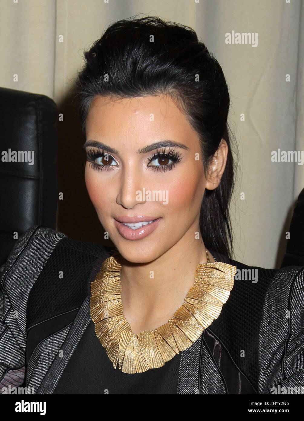 Kim Kardashian beim Kardashians-Buch „Kardashian Konfidential“, das in der Barnes & Noble Fifth Avenue, New York, unterzeichnet wurde. Stockfoto