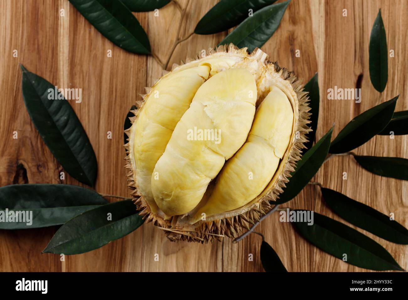 Saisonaler Durian König der Früchte Montong Thailand, reifes Durian. Leckeres Durian, das auf einem Holztisch geschält wurde, Ansicht von oben Stockfoto
