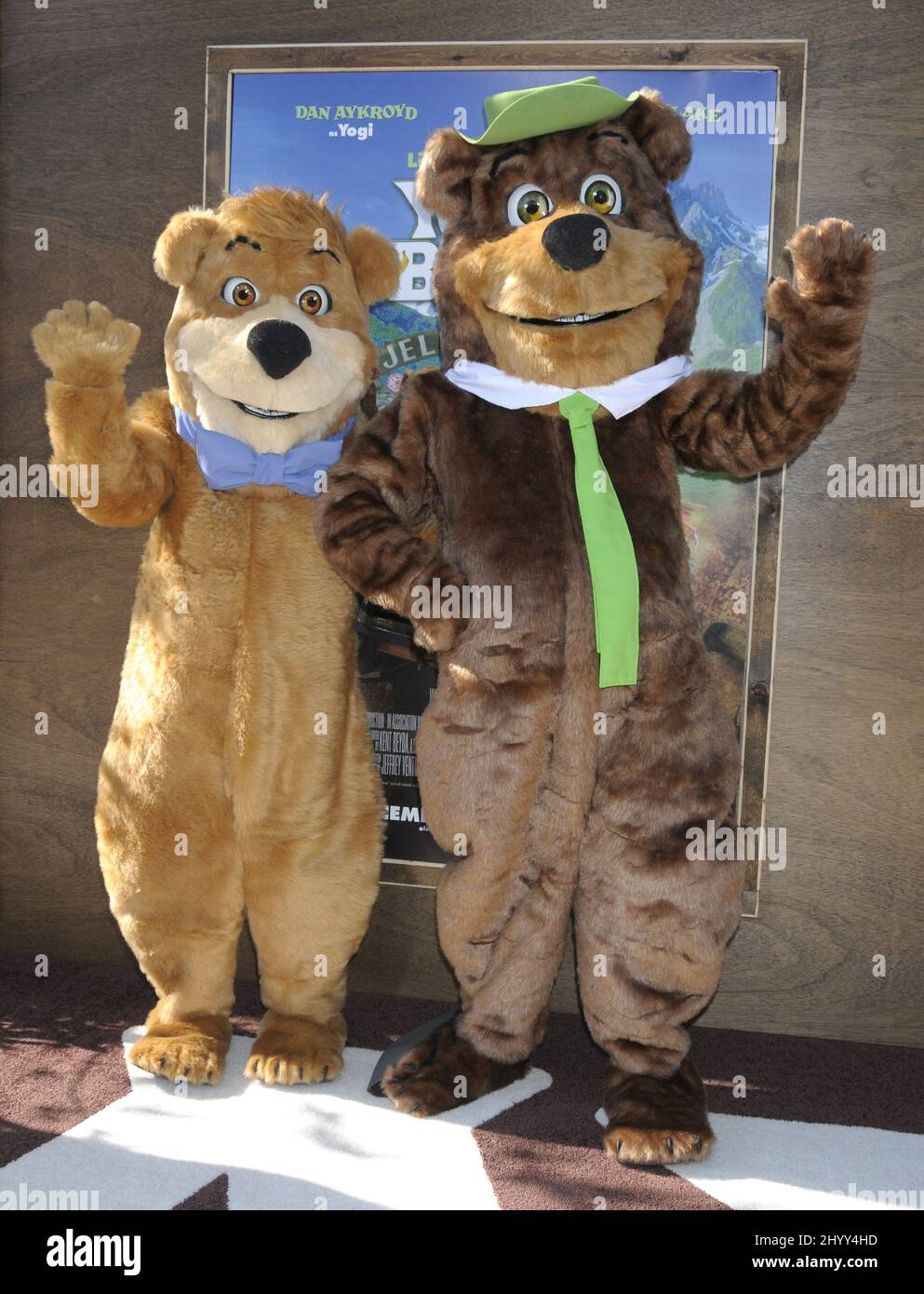 Boo Boo Bear und Yogi Bear bei der Premiere von „Yogi Bear“ im Mann Village Theater, Los Angeles. Stockfoto