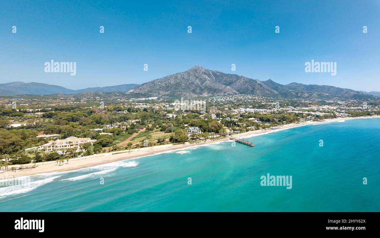 Wunderschöne und einzigartige Luftperspektive auf Luxus und exklusive Gegend von Marbella, Golden Mile Strand, Puente Romano Brücke. Stockfoto