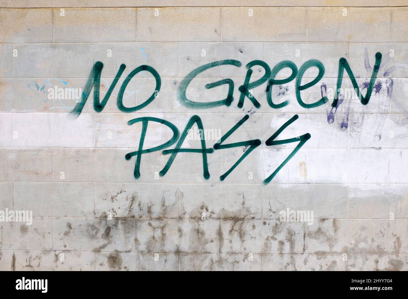 „No Green Pass“ Graffitti in Venedig Italien Stockfoto