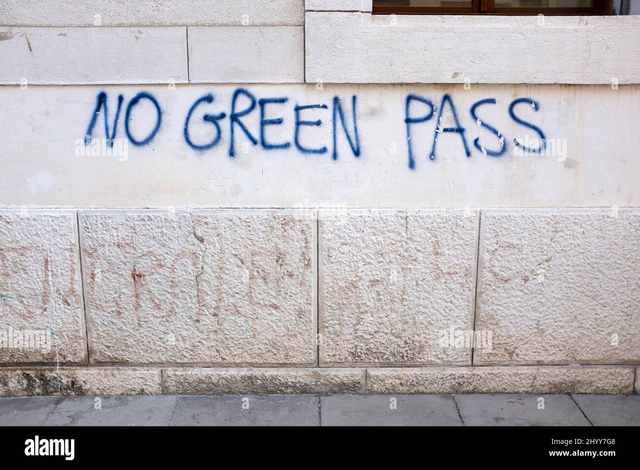 „No Green Pass“ Graffitti in Venedig Italien Stockfoto