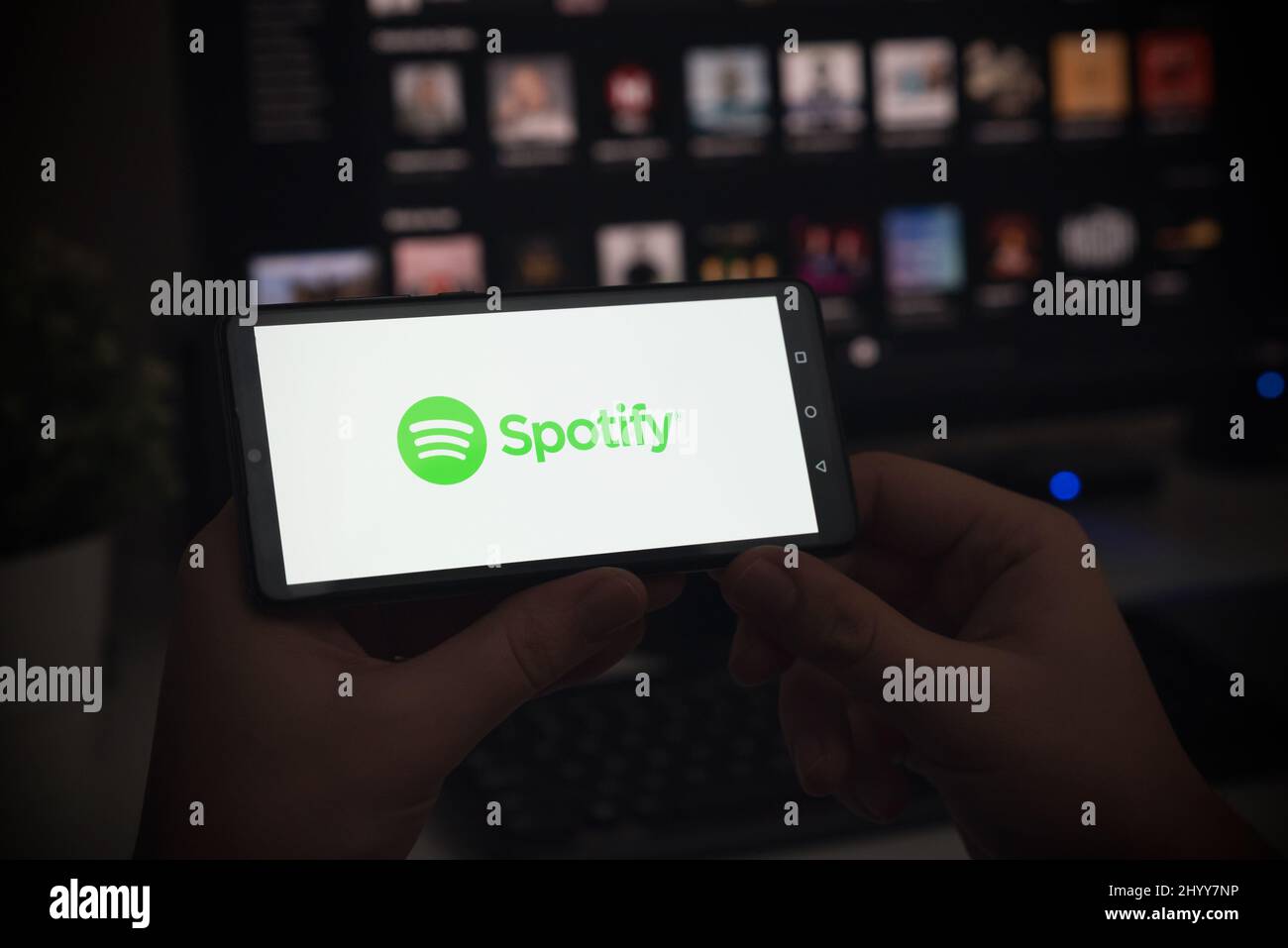 Breslau, Polen - 27. JANUAR 2022: Mann mit Spotify-Logo auf dem Bildschirm. Spotify ist die beliebteste Musik-Streaming-Plattform. Stockfoto