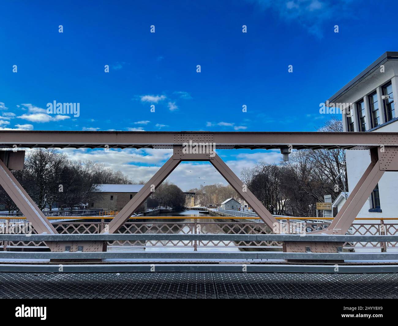 Brücke über einen Wasserkanal in Lockport, New York, USA Stockfoto