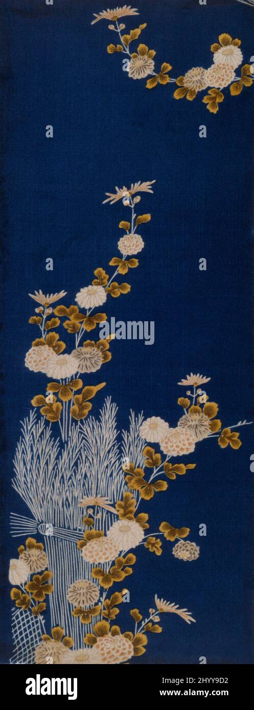 Kosode (Kimono) Fragment mit Reisigenzaun und Chrysanthemen. Japan, Edo-Zeit (1615-1868), erste Hälfte des 19.. Jahrhunderts. Textilien. Seidengewebe (Crepe; Chirimen), pastenfest gefärbt (yūzen) mit handbemalter Tinte Stockfoto