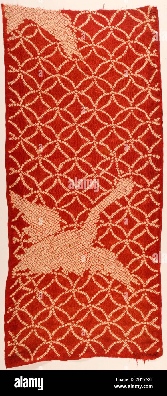 Kosode (Kimono) Fragment mit Kranen im Flug und geometrisches Muster von ineinandergeratenen Kreisen (Shippo Tsunagi). Japan, Edo-Zeit (1615-1868), Ende 18.-Anfang 19. Jahrhundert. Textilien. Seiden-Figurensatin (rinzu), Krawatte gefärbt (sō-kanoko Shibori) Stockfoto