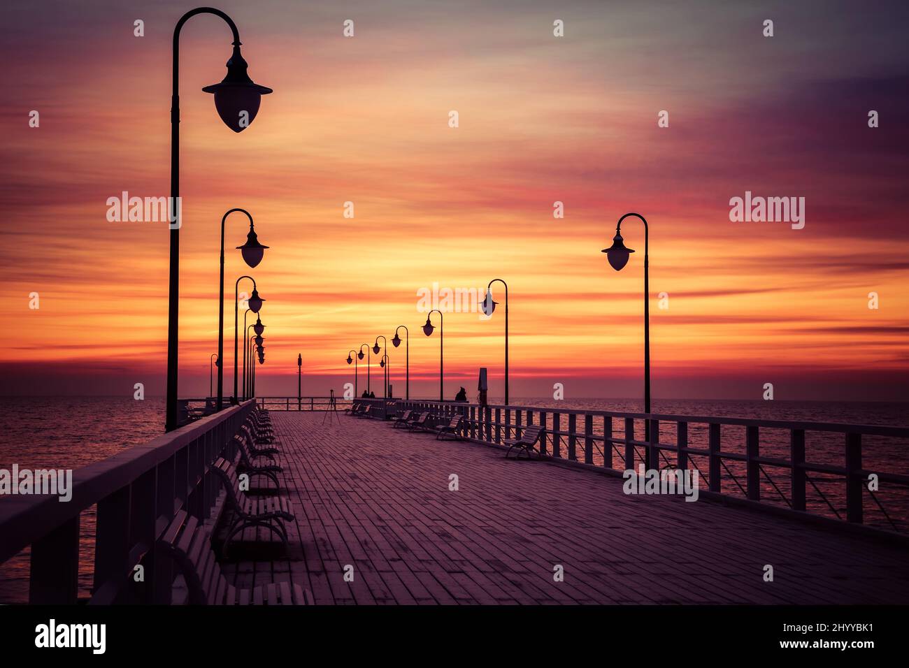 Wunderschöne Landschaft am Morgen am Meer. Hölzerner Pier mit einem bunten Himmel in Gdynia, Polen. Stockfoto