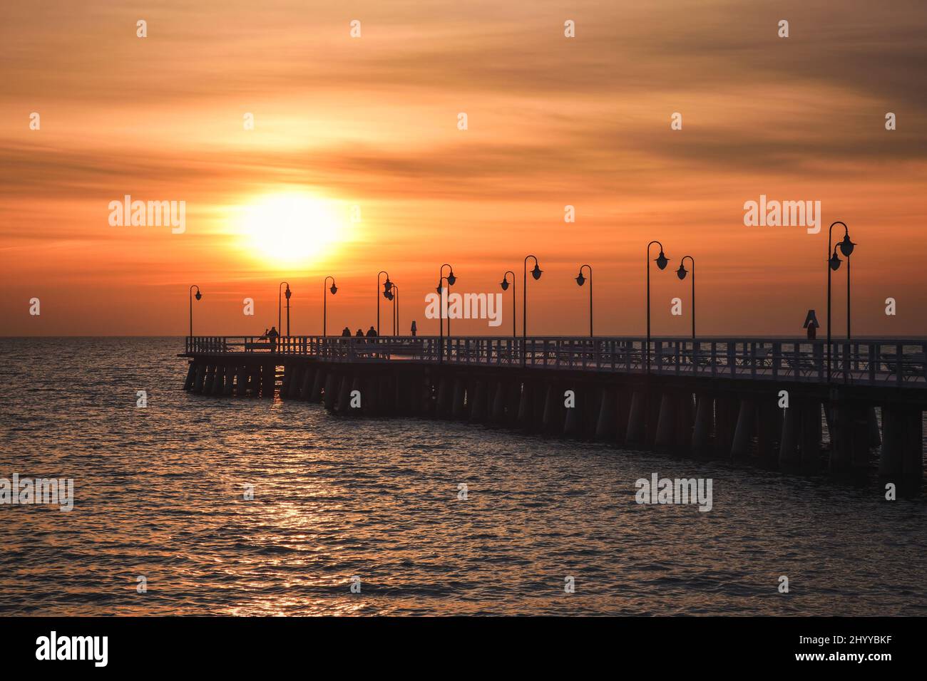Farbenfrohe Morgenlandschaft am Meer. Hölzerner Pier am Meer bei Sonnenaufgang. Stockfoto