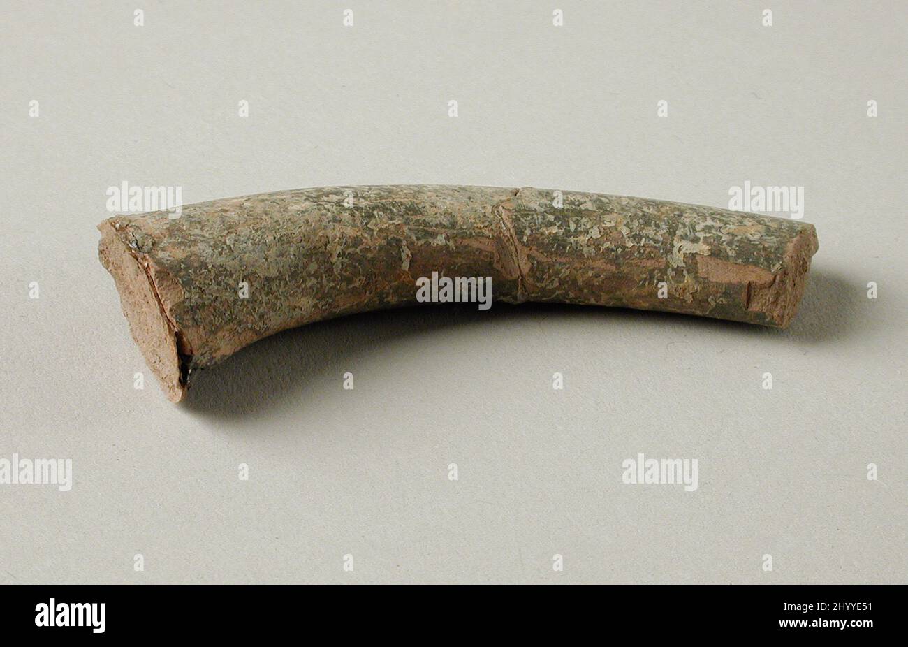 Ibex Head und Broken Antler. Iran, modern und 1350-800 v. Chr.. Skulptur. Keramik Stockfoto