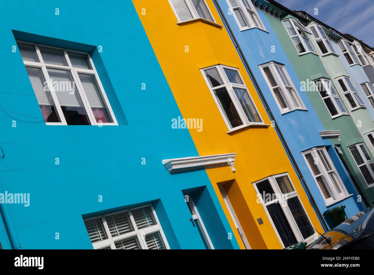 Eine Terrasse mit bunt bemalten Häusern in Brighton, Großbritannien Stockfoto