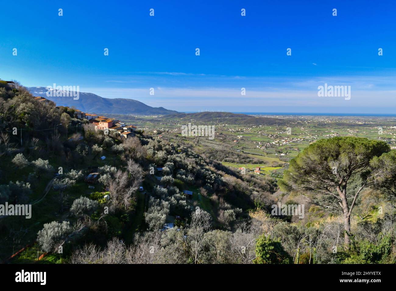 Typischer Panoramablick auf Altavilla Silentina, einem ländlichen Dorf Süditaliens in der Provinz Salerno. Stockfoto