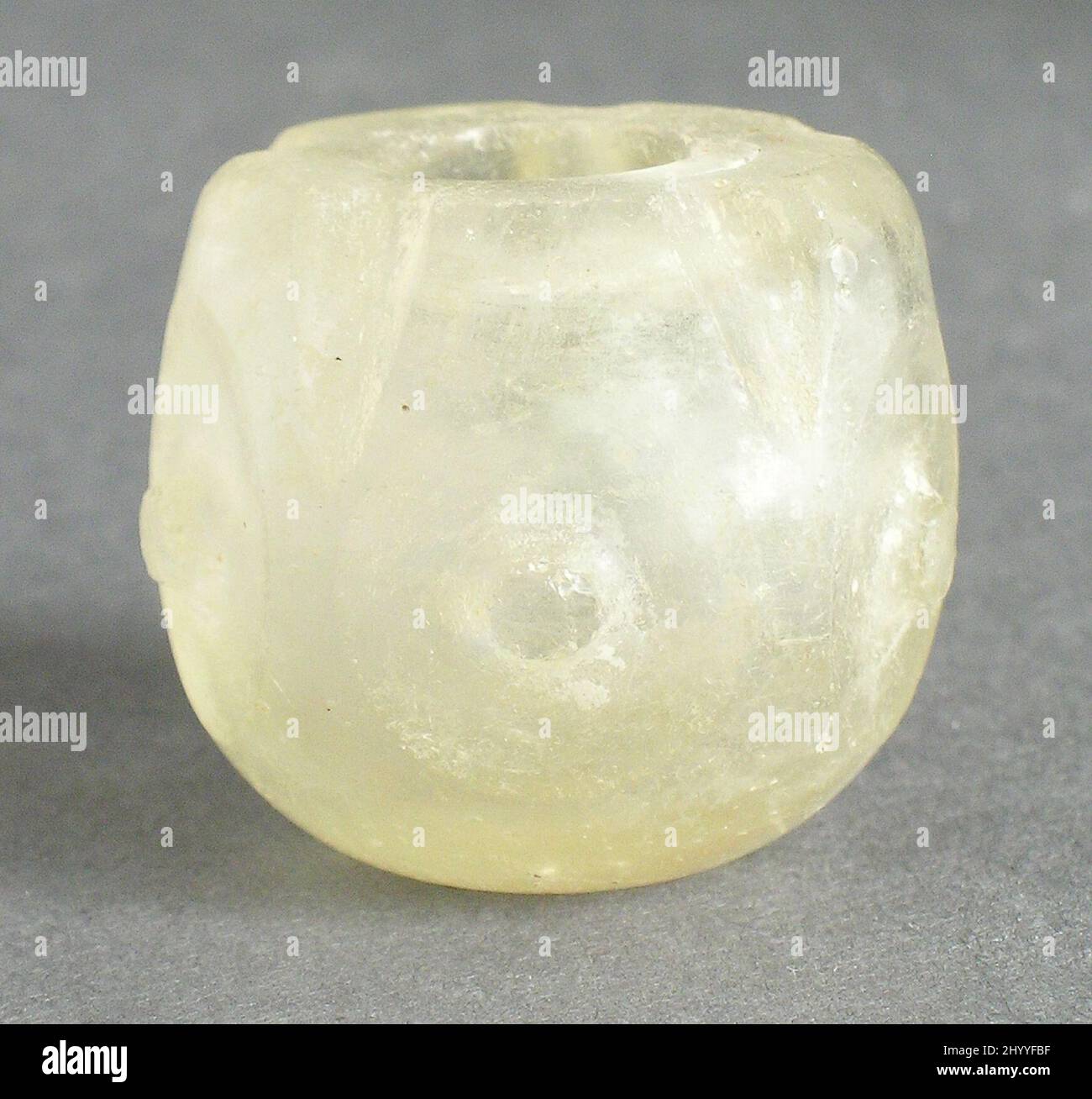 Gefäß. Iran, 9.-10. Jahrhundert oder später. Glas. Glas, freigeblasen und Reliefschnitt Stockfoto