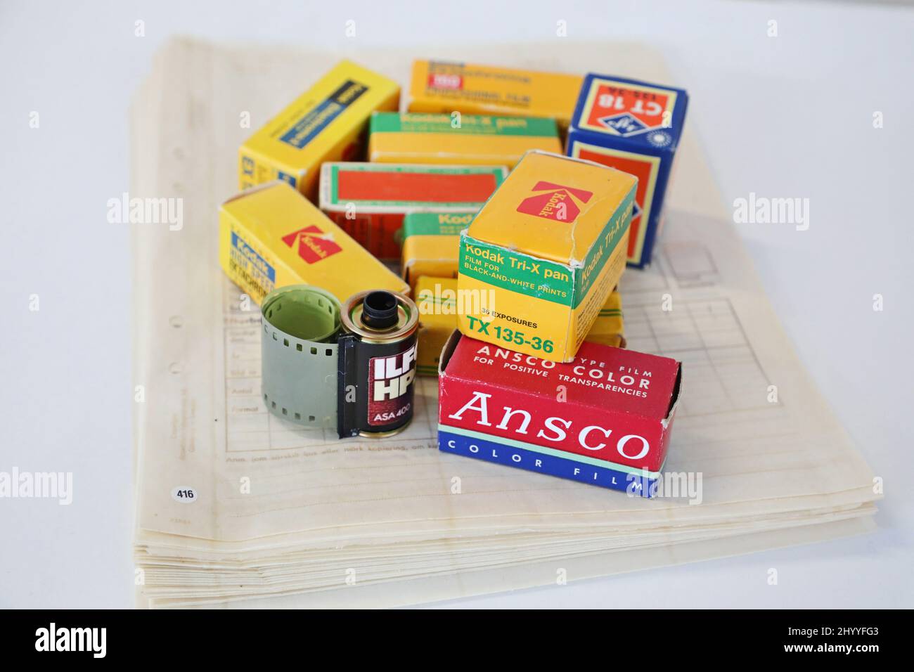 Verschiedene Filmtypen, darunter von Kodak und Agfa in einem Kameramuseum, Vadstena, Schweden. Stockfoto