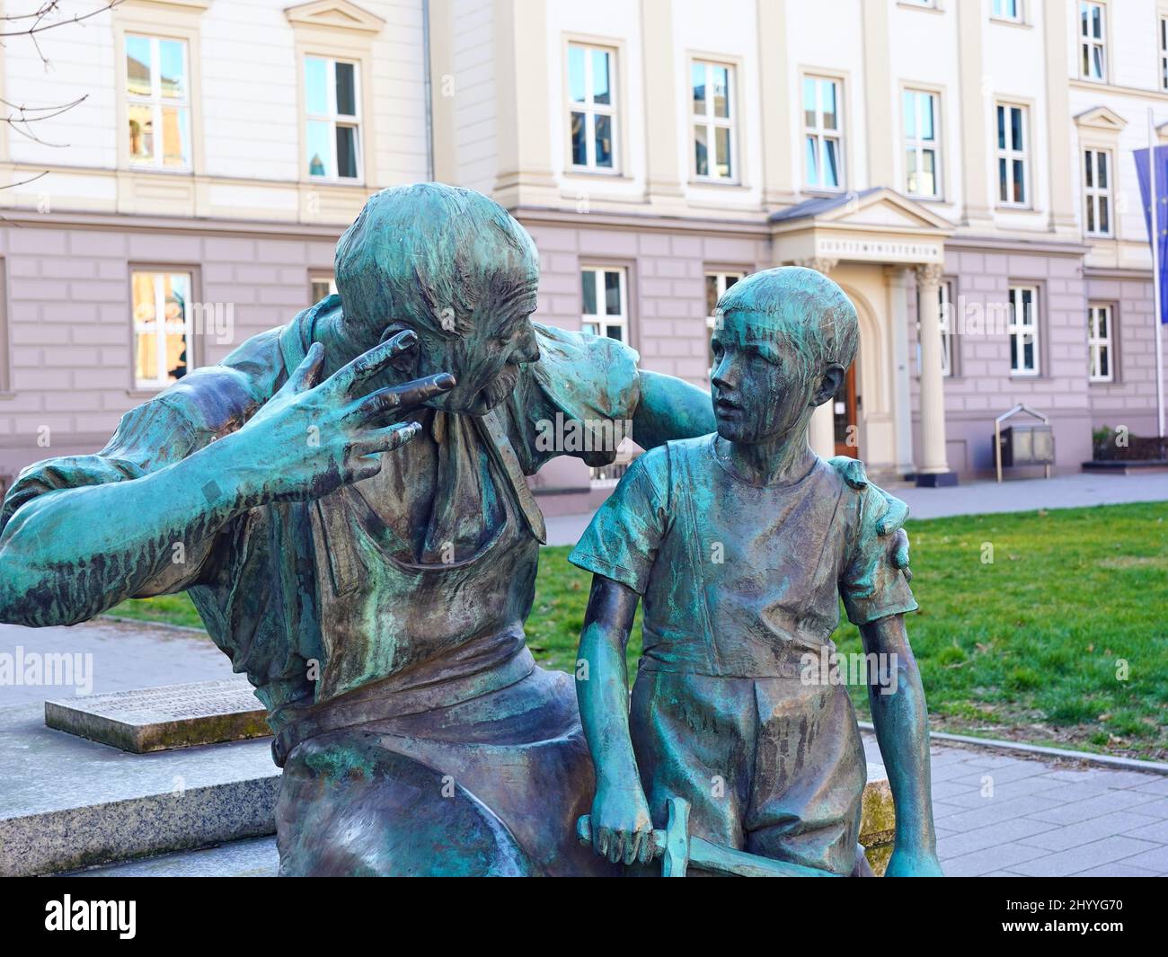 Skulptur „Schmied mit Knabe“, enthüllt 1901, vor dem Justizministerium in Düsseldorf. Bildhauer: Joseph Hammerschmidt. Stockfoto