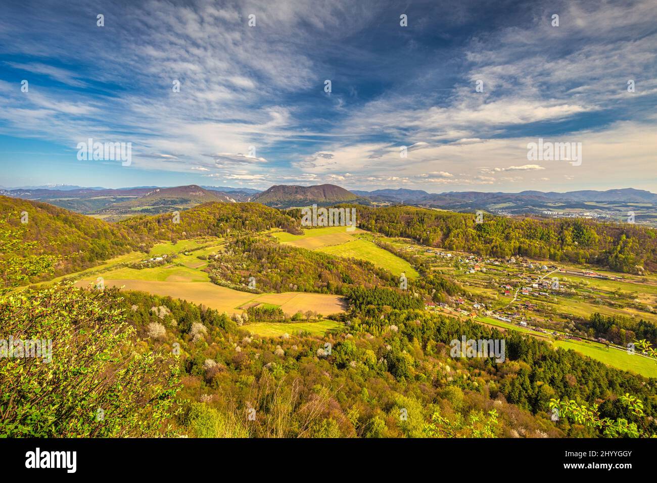 Blick vom Klapy Hügel, Naturschutzgebiet in der Nähe von Povazska Bystrica Stadt in der nordwestlichen Slowakei, Europa. Stockfoto