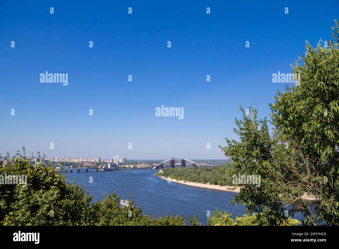 Panorama von Kiew, in der Ukraine, mit Blick auf den Dnipro, oder Dnjepr Fluss und das Stadtzentrum, während die unvollendete Brücke von Podilsko Voskresensky Stockfoto