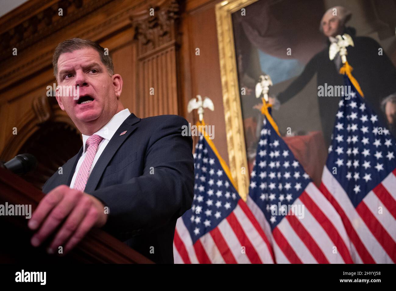 Washington, USA. 15. März 2022. Labour-Sekretär Marty Walsh spricht bei einer Pressekonferenz zum Tag der Entgeltgleichheit mit der Demokraten im Repräsentantenhaus und der Sprecherin des Repräsentantenhauses, Nancy Pelosi (D-CA), am Dienstag, den 15. März, im US-Kapitol in Washington, DC, mit den Medien. 2022. Präsident Joe Biden wird heute, nachdem er letzte Woche durch den Kongress verabschiedet wurde, ein großes Haushaltsgesetz unterzeichnen, während drei europäische Premierminister Kiew während des anhaltenden russischen Angriffs auf die Ukraine besuchen. (Graeme Sloan/Sipa USA) Quelle: SIPA USA/Alamy Live News Stockfoto