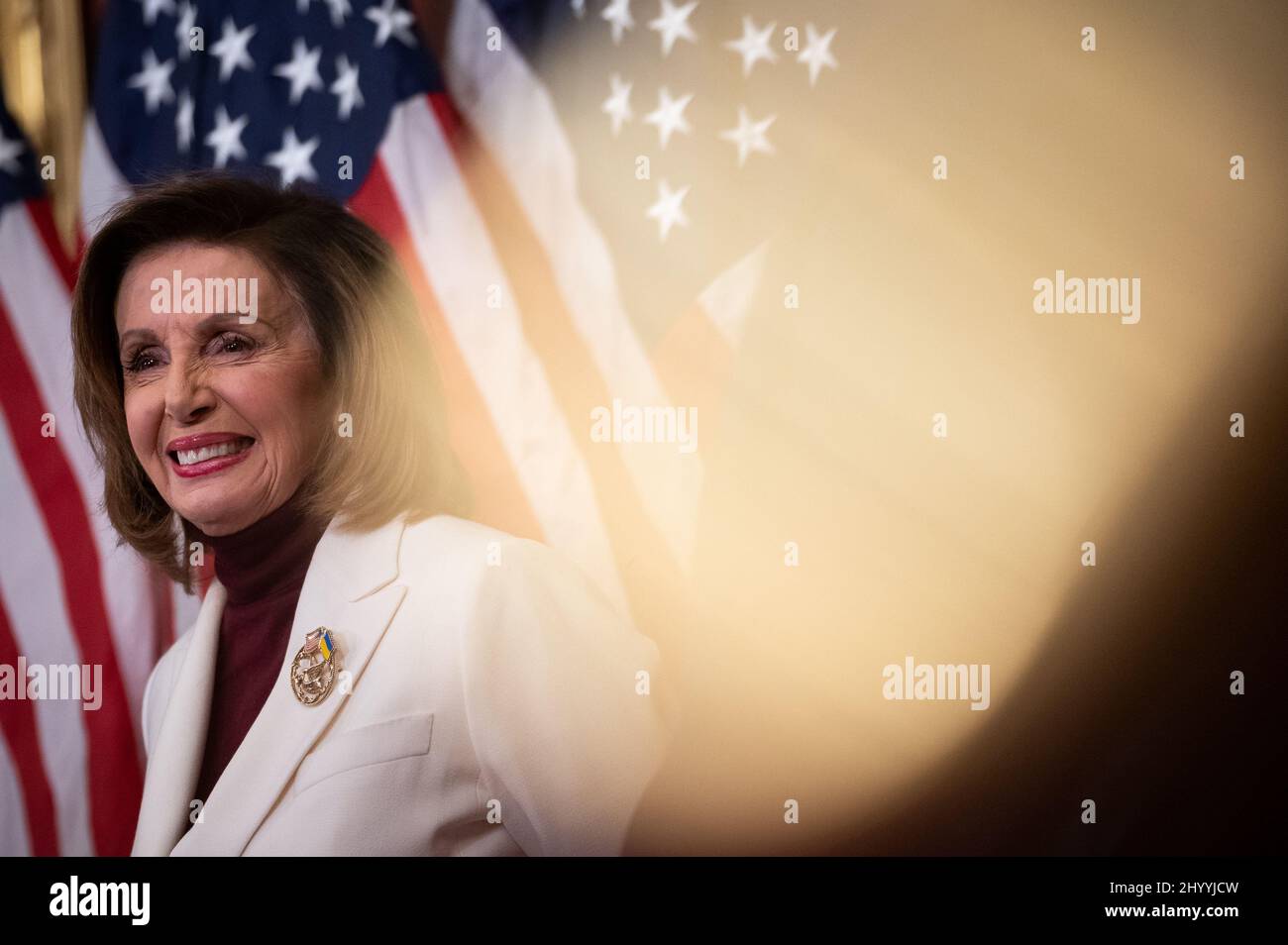 Washington, USA. 15. März 2022. Die Sprecherin des Repräsentantenhauses, Nancy Pelosi (D-CA), hört den Rednern während einer Pressekonferenz am Tag der Entgeltgleichheit am Dienstag, den 15. März, im US-Kapitol in Washington, DC, zu. 2022. Präsident Joe Biden wird heute, nachdem er letzte Woche durch den Kongress verabschiedet wurde, ein großes Haushaltsgesetz unterzeichnen, während drei europäische Premierminister Kiew während des anhaltenden russischen Angriffs auf die Ukraine besuchen. (Graeme Sloan/Sipa USA) Quelle: SIPA USA/Alamy Live News Stockfoto