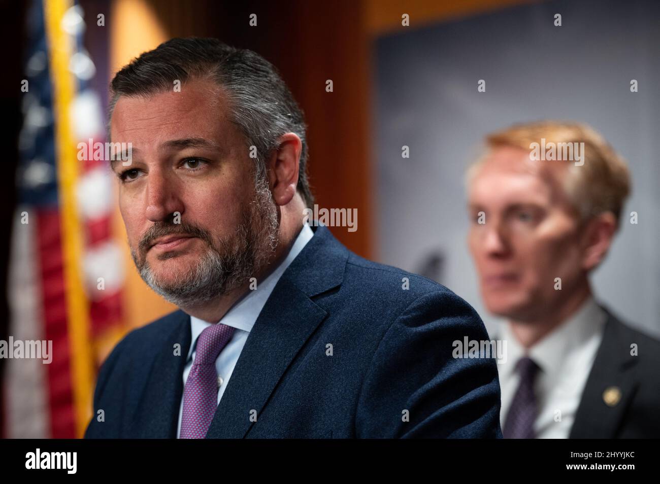 Washington, USA. 15. März 2022. Senator Ted Cruz (R-TX) spricht im Rahmen einer Pressekonferenz mit republikanischen Senatoren über Transportmaskenmandate im US-Kapitol in Washington, DC, am Dienstag, den 15. März, 2022. Präsident Joe Biden wird heute, nachdem er letzte Woche durch den Kongress verabschiedet wurde, ein großes Haushaltsgesetz unterzeichnen, während drei europäische Premierminister Kiew während des anhaltenden russischen Angriffs auf die Ukraine besuchen. (Graeme Sloan/Sipa USA) Quelle: SIPA USA/Alamy Live News Stockfoto