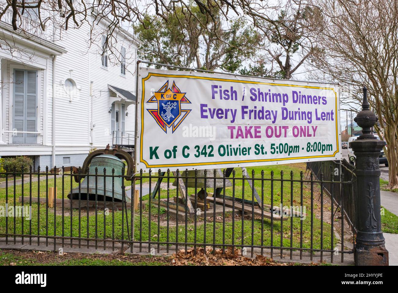 NEW ORLEANS, LA, USA - 5. MÄRZ 2022: Banner für Meeresfrüchte-Abendessen von Knights of Columbus jeden Freitag während der Fastenzeit am Algier Point Stockfoto