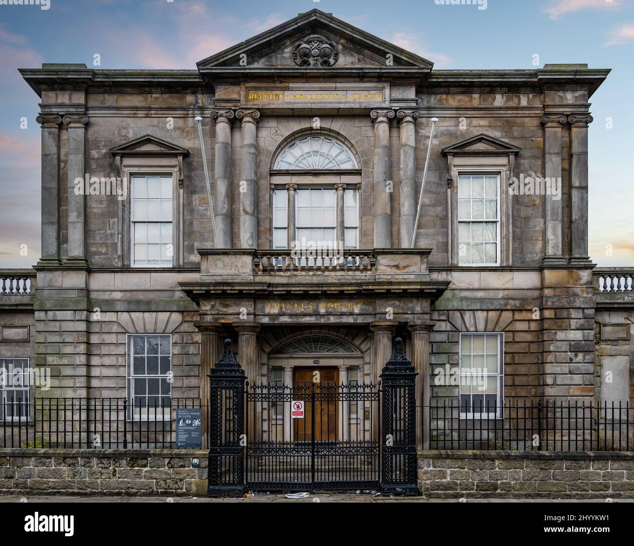 Großes Gebäude im neoklassizistischen Stil: Außenansicht des Trinity House, jetzt ein maritimes Museum, Leith, Edinburgh, Schottland, Großbritannien Stockfoto