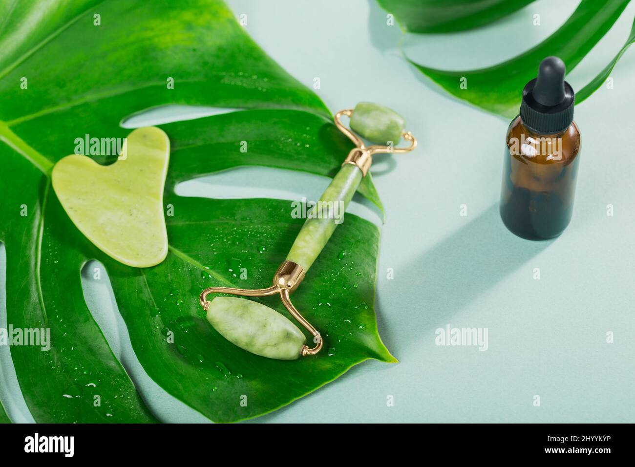 Massageroller für das Gesicht mit zwei Köpfen und einem Sha Sha Scraper Stockfoto