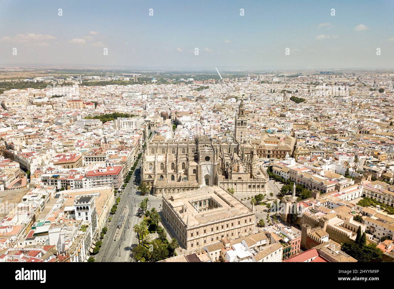 Panorama-Luftperspektive der Kathedrale von Sevilla. Blick von oben, vor der Kathedrale befindet sich das Gebäude des 'Archivos de Indias'. Stockfoto