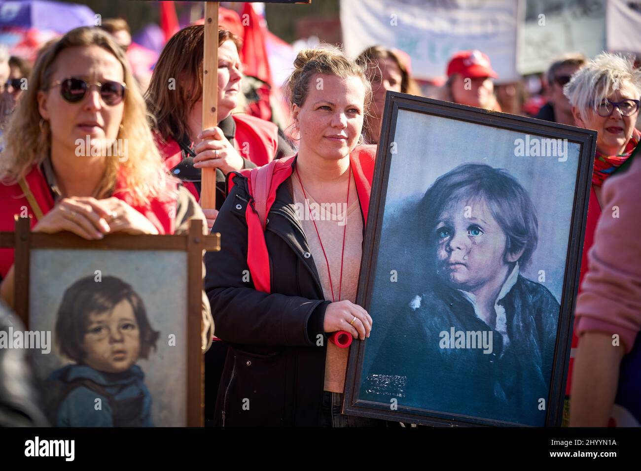 Den Haag, 15 maart 2022 - Op het Malieveld demonstrieren medewerkers uit de Jeugdzorg tegen de bezuinigingen en regeldruk. Staatssekretärin van VWS Maarten van Ooijen krak de demonstranten toe. Foto: ANP / Hollandse Hoogte / Phil Nijhuis Stockfoto
