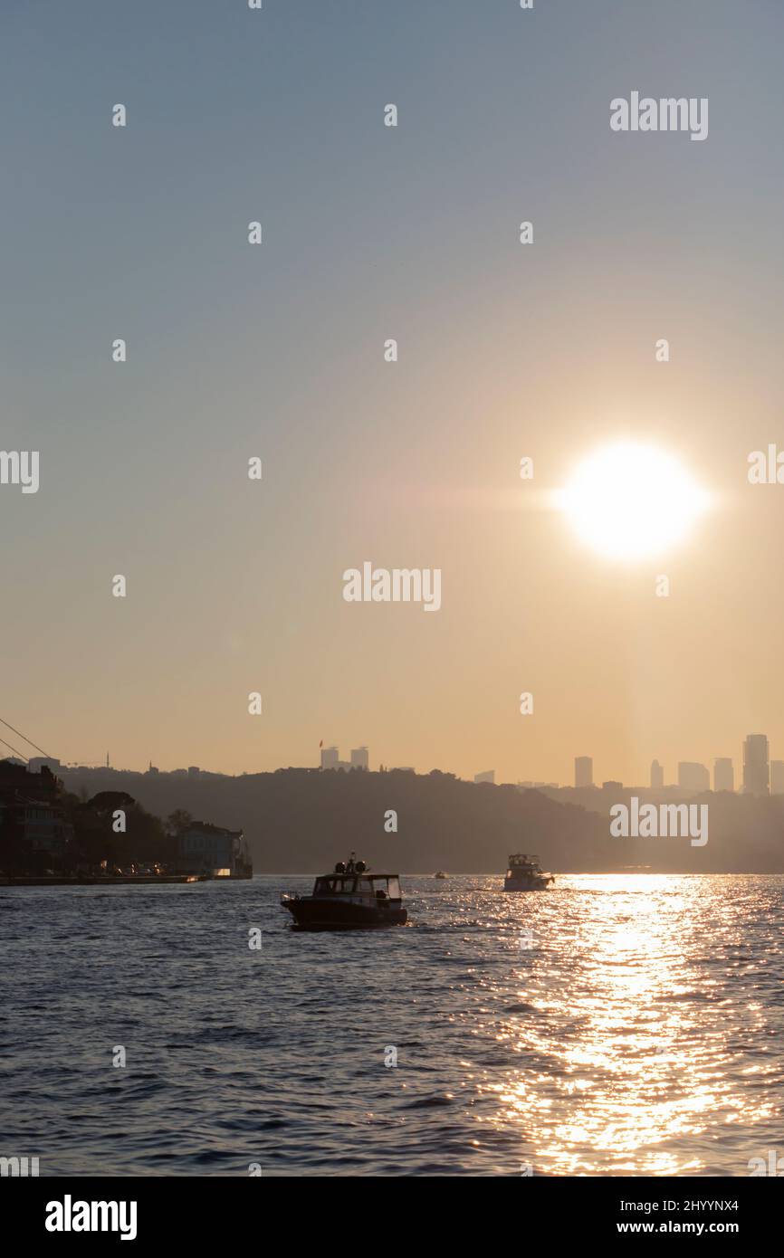 Istanbul Bosporus Panoramafoto. Istanbul Landschaft schöner Sonnenuntergang mit Wolken Ortakoy Moschee, Bosporus-Brücke. Stockfoto