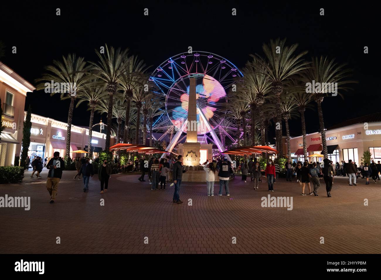 Riesenrad dreht sich ständig. Die Menschen, die im Einkaufszentrum Irvine Spectrum spazieren gehen Stockfoto