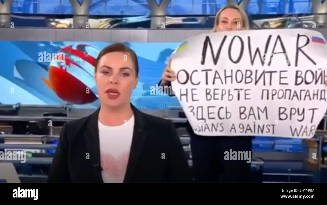 MARINA OCSYANNIKOVA, Redakteurin der russischen Fernsehsendung Channel One, protestiert am Abend des 14. März 2022 während einer Nachrichtensendung gegen den Krieg in der Ukraine. Es heißt: „Kein Krieg. Hört den Krieg auf, glaubt der Propaganda nicht. Sie lügen dich hier, Russen gegen Krieg' Stockfoto