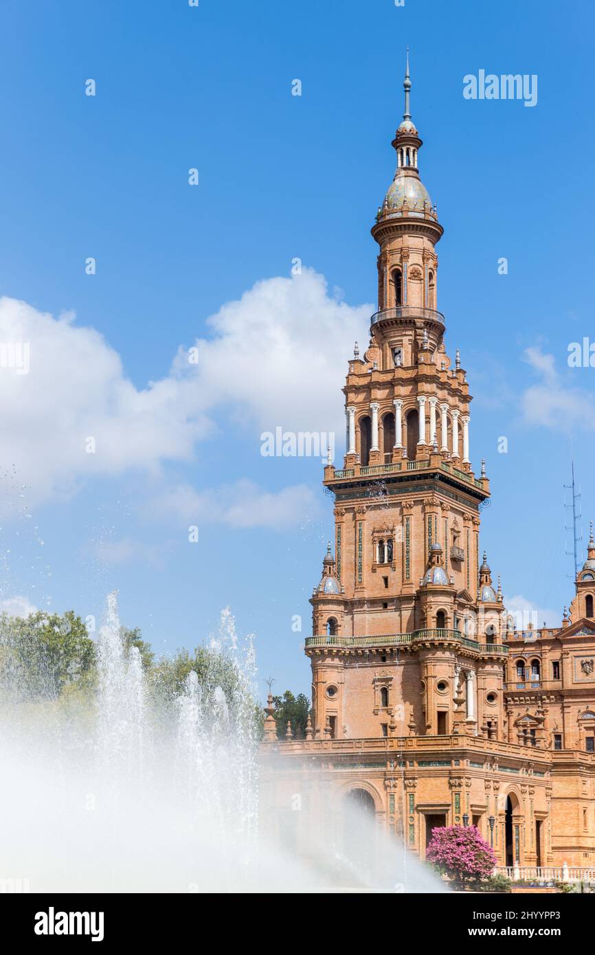 Brunnen auf der Plaza de España. Im Hintergrund schöne Architektur Espana Square. Touristische Attraktion im Zentrum von Sevilla Stockfoto