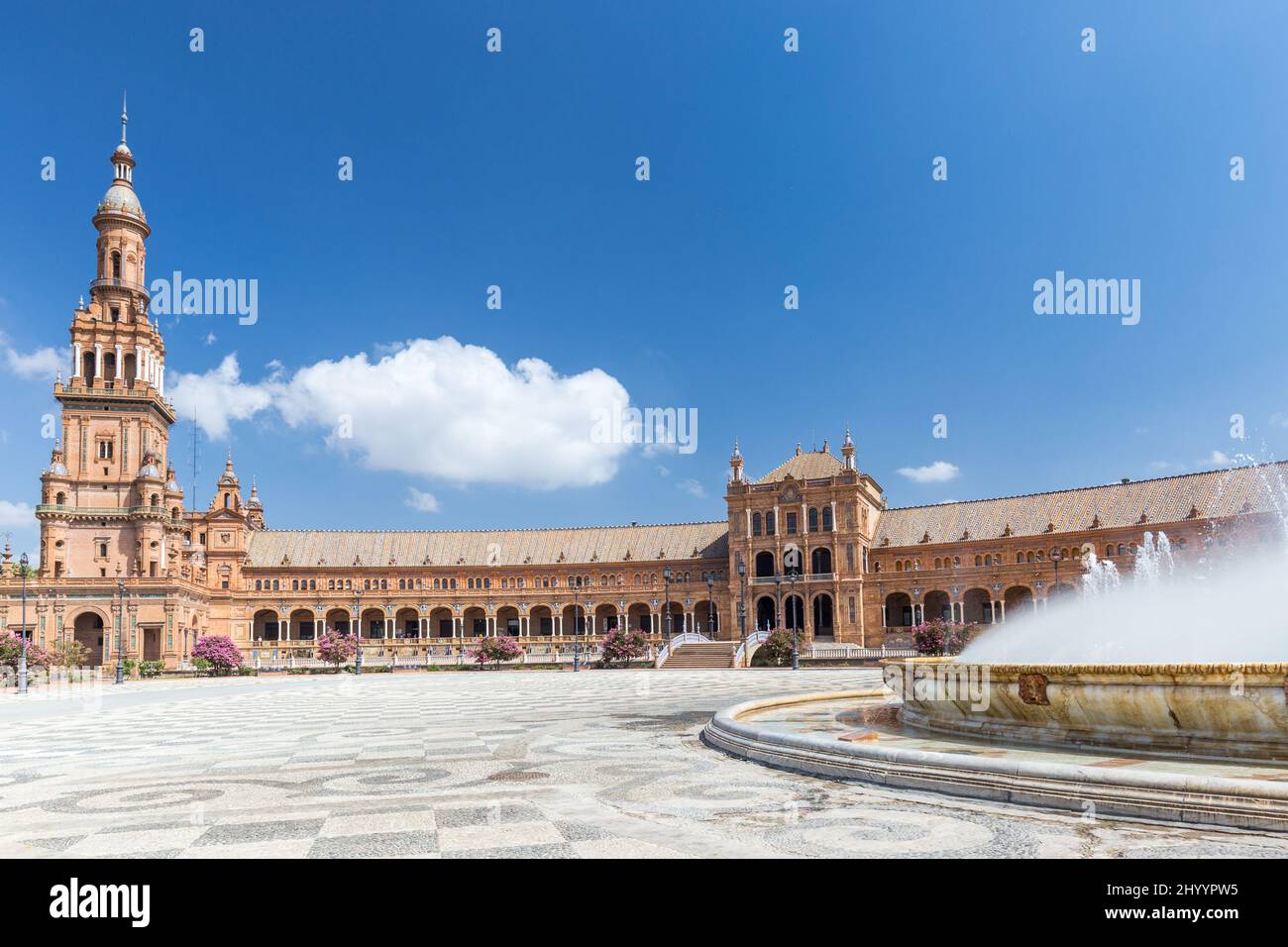 Brunnen auf der Plaza de España. Im Hintergrund schöne Architektur Espana Square. Touristische Attraktion im Zentrum von Sevilla Stockfoto