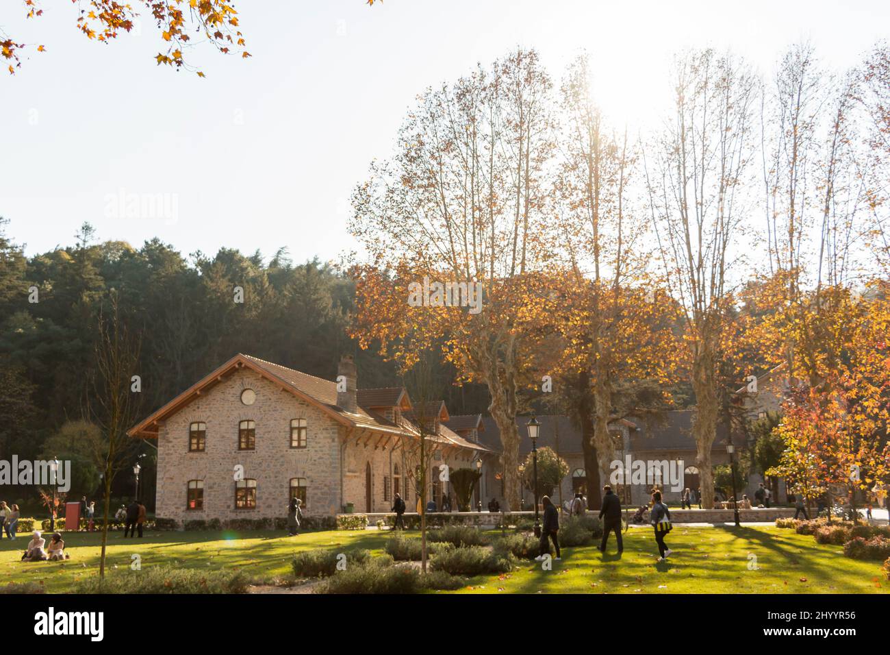 Ein wunderschönes, riesiges Haus. Dreieckdach. Steinhaus in der Herbstsaison. Weiche, orangefarbene Farben. Stockfoto