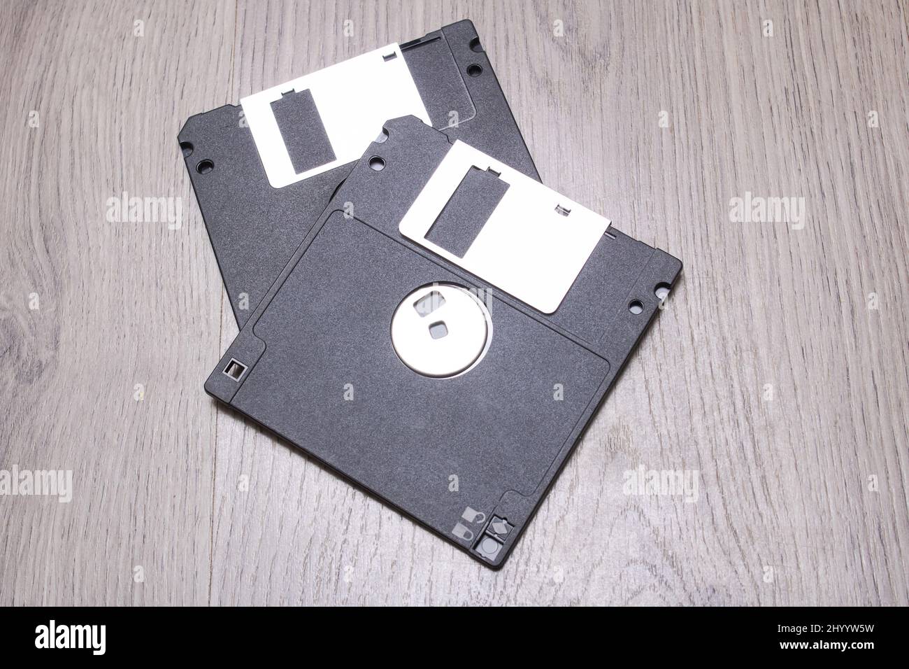 Zwei Disketten auf einem Holztisch aus der Nähe Stockfoto