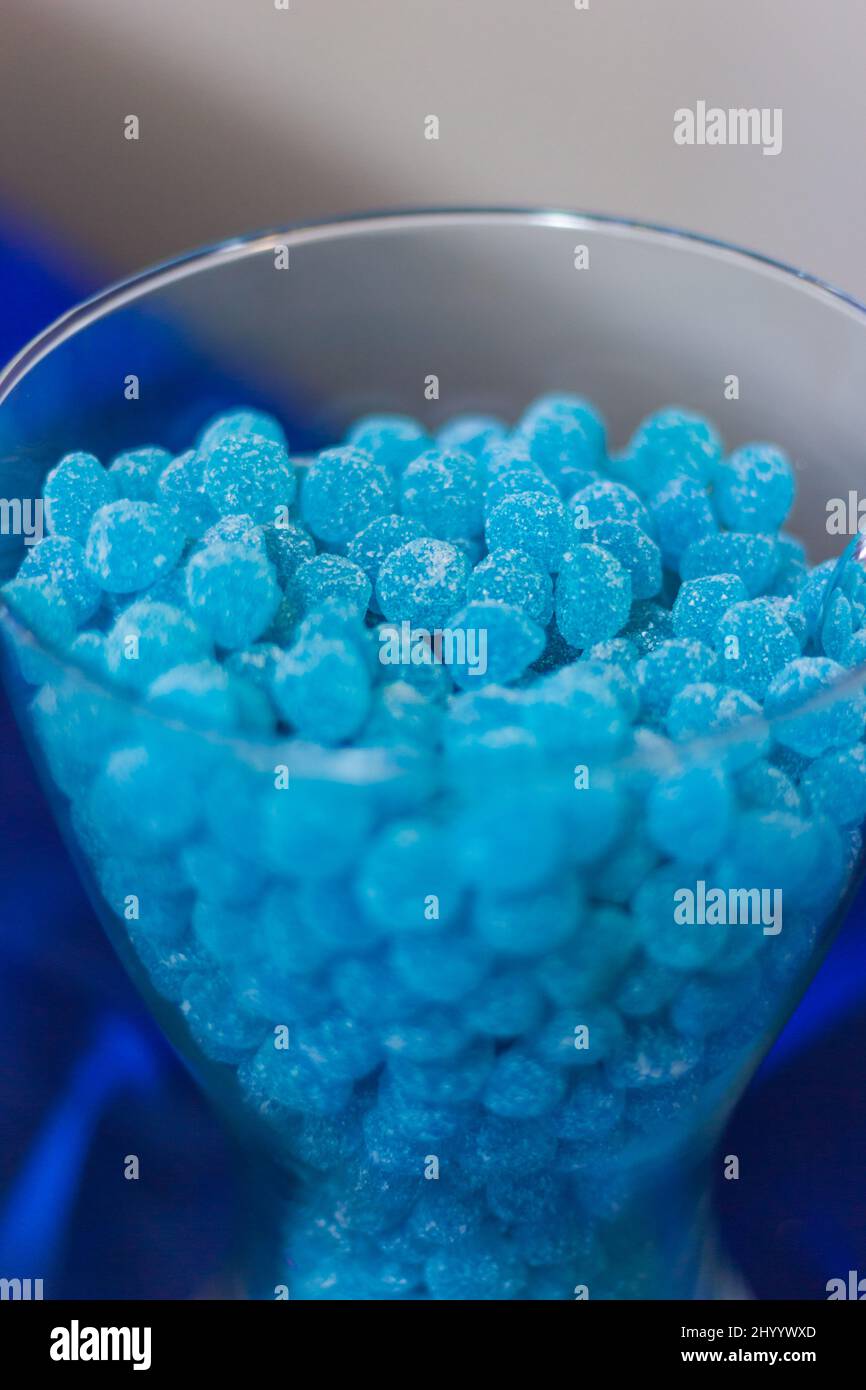 Blaue Gelee-Gummis in einer Glasvase bei einer Feier Stockfoto