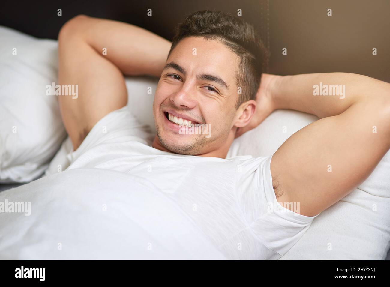 Mein Schlafzimmer ist mein Lieblingsort. Kurzer Schuss eines hübschen jungen Mannes, der im Bett liegt. Stockfoto