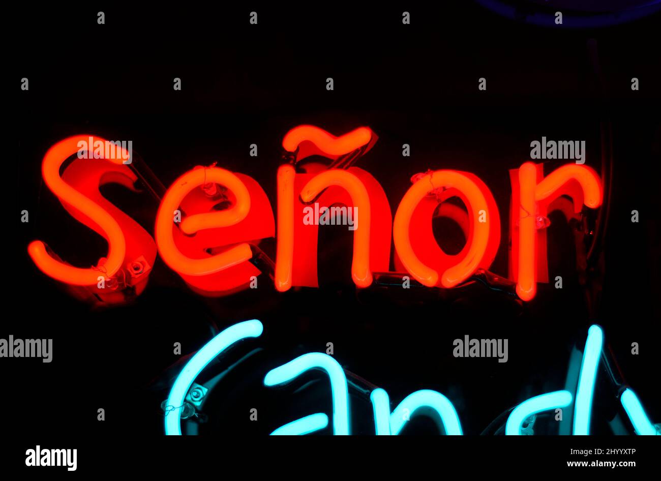 Ein Neonschild mit dem Wort „eñor“ und dem Abbild eines mexikanischen Mannes, der einen Sombrero trägt, brennt im Fenster eines Süßwarenladens in Santa Fe, New Mexico. Stockfoto