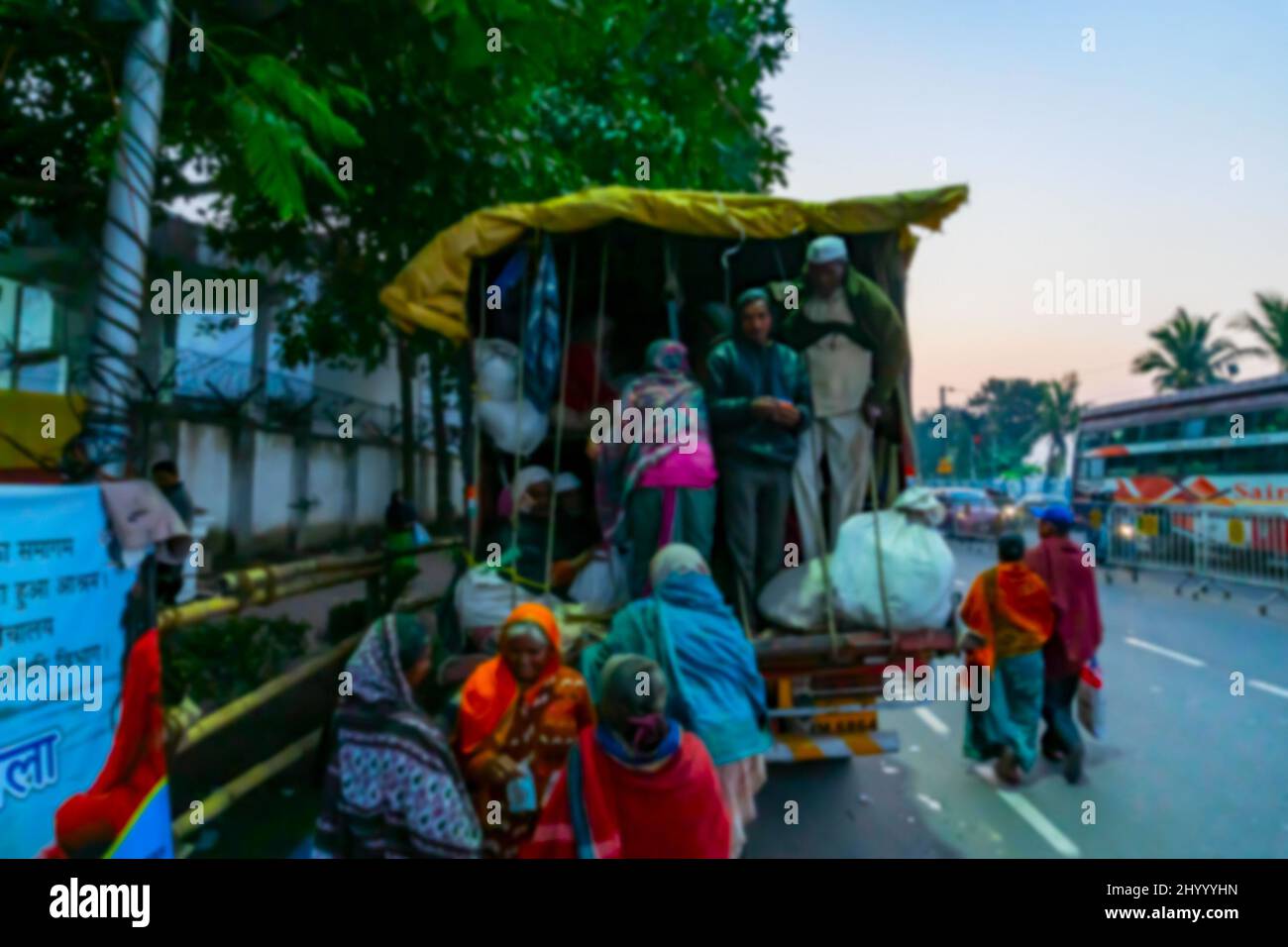Verschwommenes Bild von Kalkutta, Westbengalen, Indien. Hinduistische Anhänger, die zu einem Lastwagen aufsteigen, um Gangasagar zu erreichen, schossen auf Babughat, Gangasagar-Durchgangslager in K Stockfoto