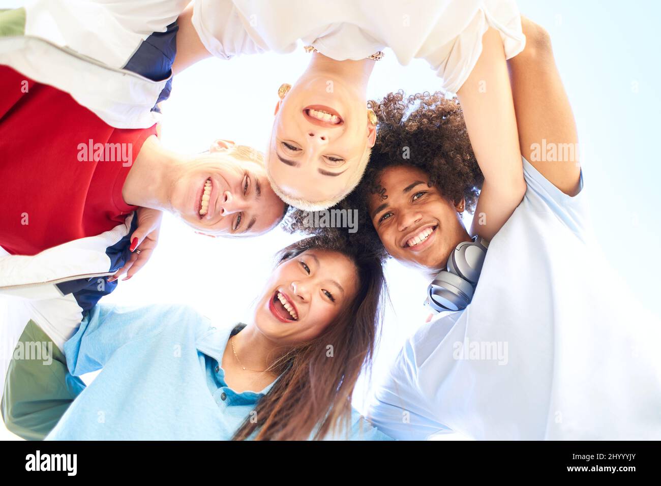 Glückliche multirassische Freunde, die Spaß zusammen haben. Gruppe lächelnder Menschen, die die Kamera betrachten. Jugendliche junge Studenten Gemeinschaft und Freundschaft Lebensstil Stockfoto
