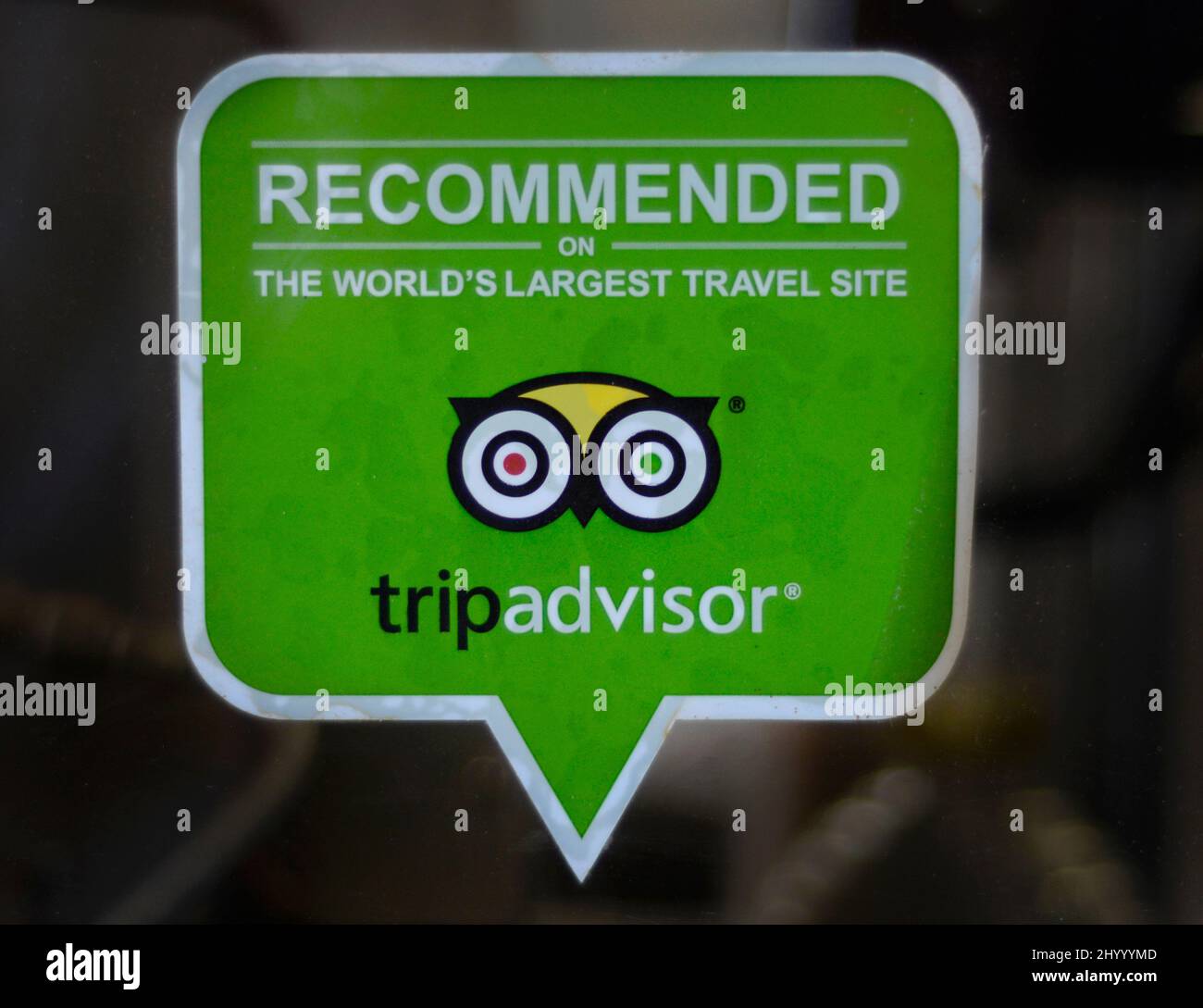 Ein Aufkleber auf TripAdvisor in einem Restaurantfenster in Santa Fe, New Mexico. TripAdvisor ist ein in den USA ansässiger Online-Reiseanbieter. Stockfoto