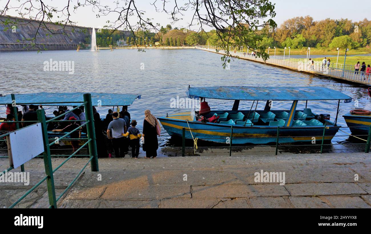 Mysore, Karnataka, Indien-Februar 12 2022: Touristen genießen Bootsfahrt um Brunnen in KRS Dam oder Brindavan Gärten von Mayura Cauvery Boot CL verwaltet Stockfoto