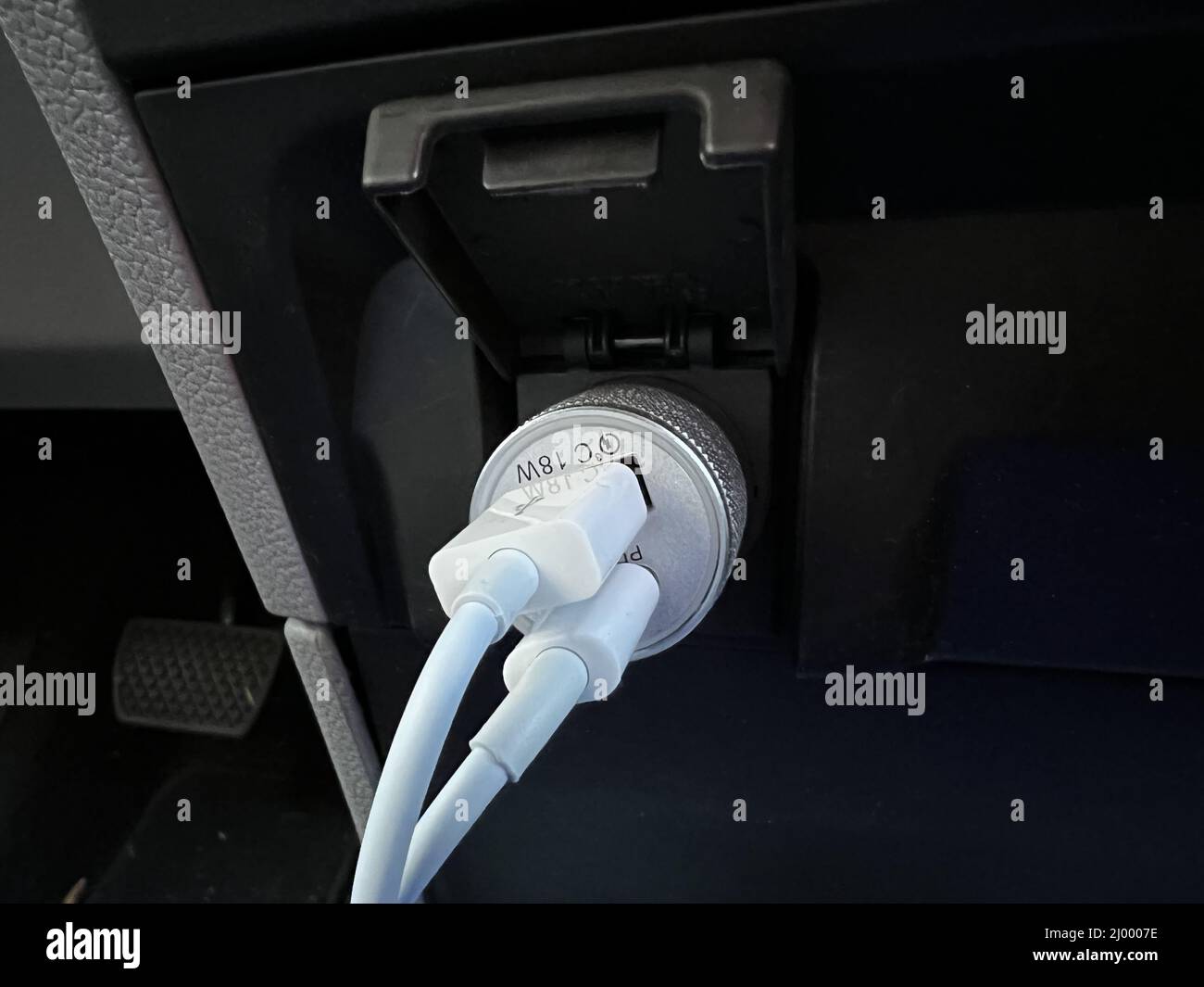 Usa. 20. Januar 2022. Handyladegerät mit zwei USB-Anschlüssen, die an die Zubehörbuchse eines Fahrzeugs in Lafayette, Kalifornien, angeschlossen sind, 20. Januar 2022. Foto mit freundlicher Genehmigung von Tech Trends. (Foto: Gado/Sipa USA) Quelle: SIPA USA/Alamy Live News Stockfoto