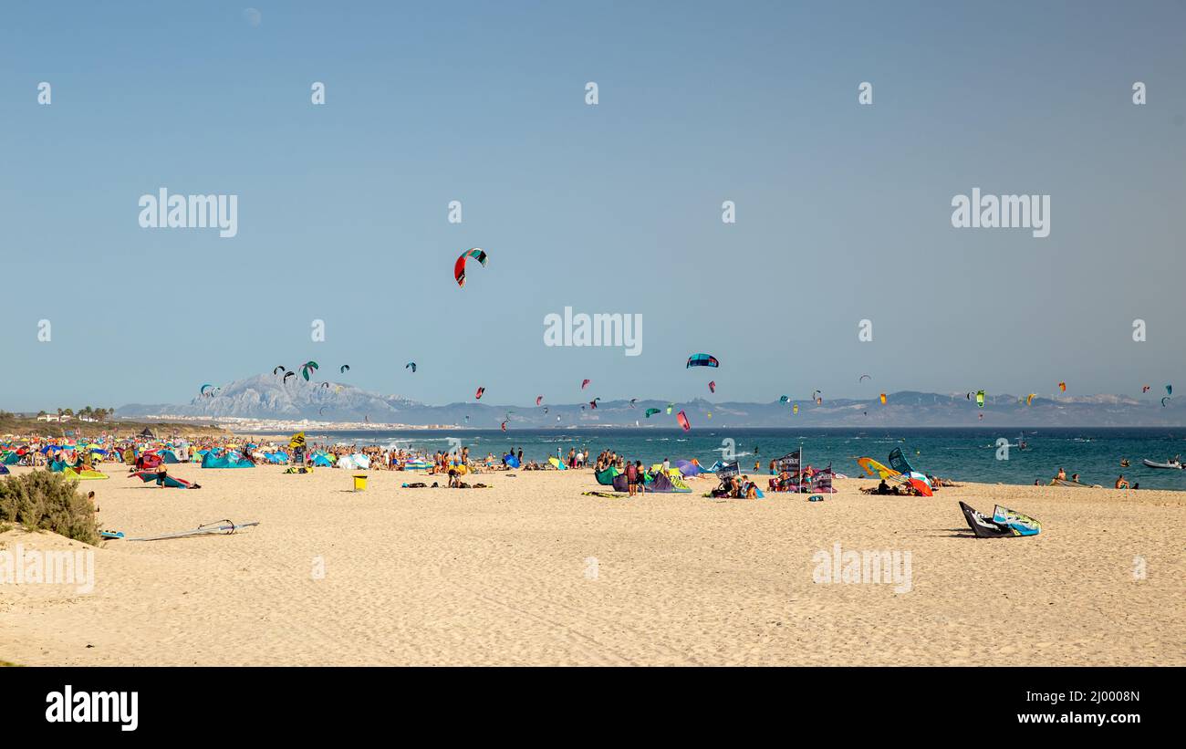 Wunderschönes Panorama von Hunderten von Menschen, die am berühmten Strand Punta Paloma Kitesurfen, in Tarifa - Costa de la Luz - Spanien. Stockfoto