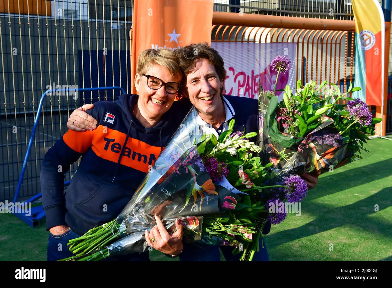 DEN HAAG, NIEDERLANDE - 15. MÄRZ: Vorsitzende des NOC-NSF Anneke van Zanen - Nieberg und Chris Vos aus den Niederlanden während der Mural-Enthüllung der olympischen und paralympischen Athleten am 15. März 2022 im Schilderswijk in Den Haag, Niederlande (Foto: Kees Kuijt/BSR Ageny) NOCNSF Stockfoto