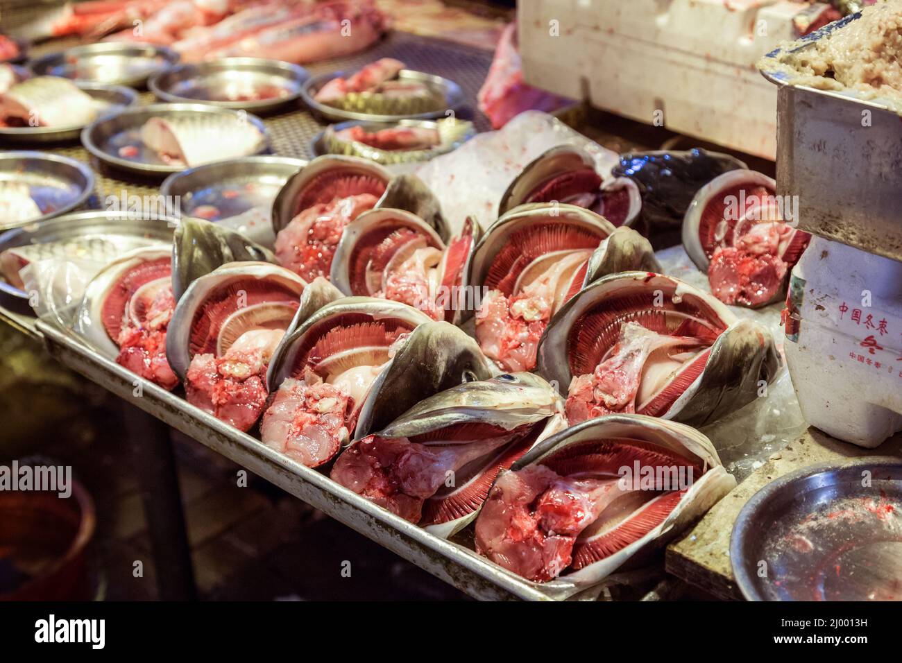 Geschnittene und offene Fischköpfe, die auf einem feuchten Markt in Hongkong, China, verkauft werden. Stockfoto