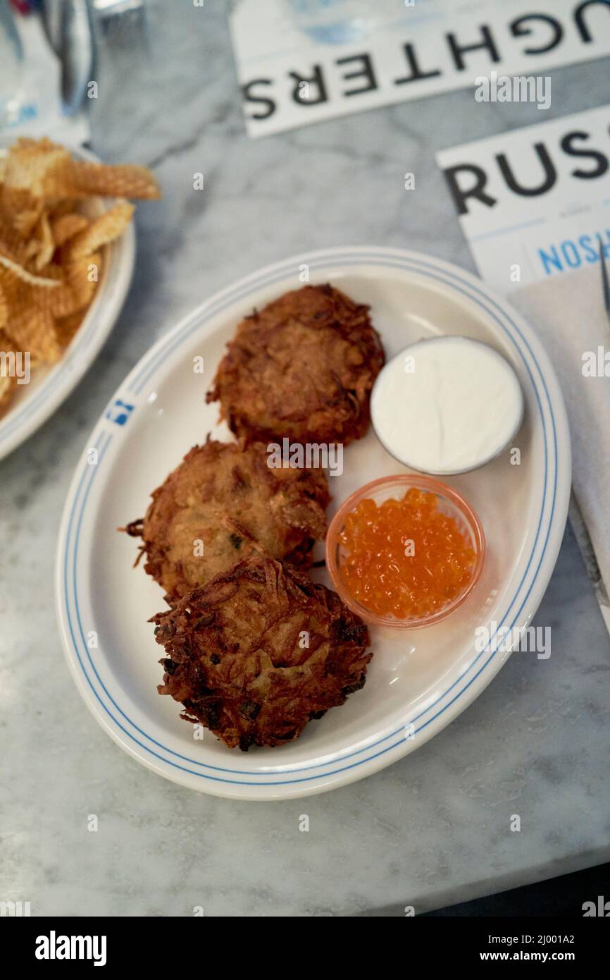 Das Russ & Daughters Cafe wurde 2014 zum 100th-jährigen Jubiläum von Russ & Daughters eröffnet. Eines der 10 besten Restaurants in New York City. Stockfoto