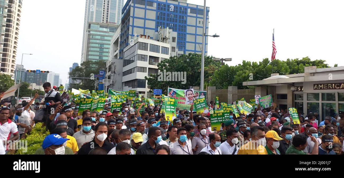 Colombo, Sri Lanka. 15.. März 2022. Die wichtigste Oppositionspartei 'Samagi Jana Balaugaya (SJB)' organisierte einen protestmarsch, um sich gegen das Verhalten der aktuellen Regierung zu stellen. Tausende von Menschen aus dem ganzen Land versammelten sich in Colombo, um die „gescheiterte“ Regierung zum Rücktritt zu drängen. Stockfoto