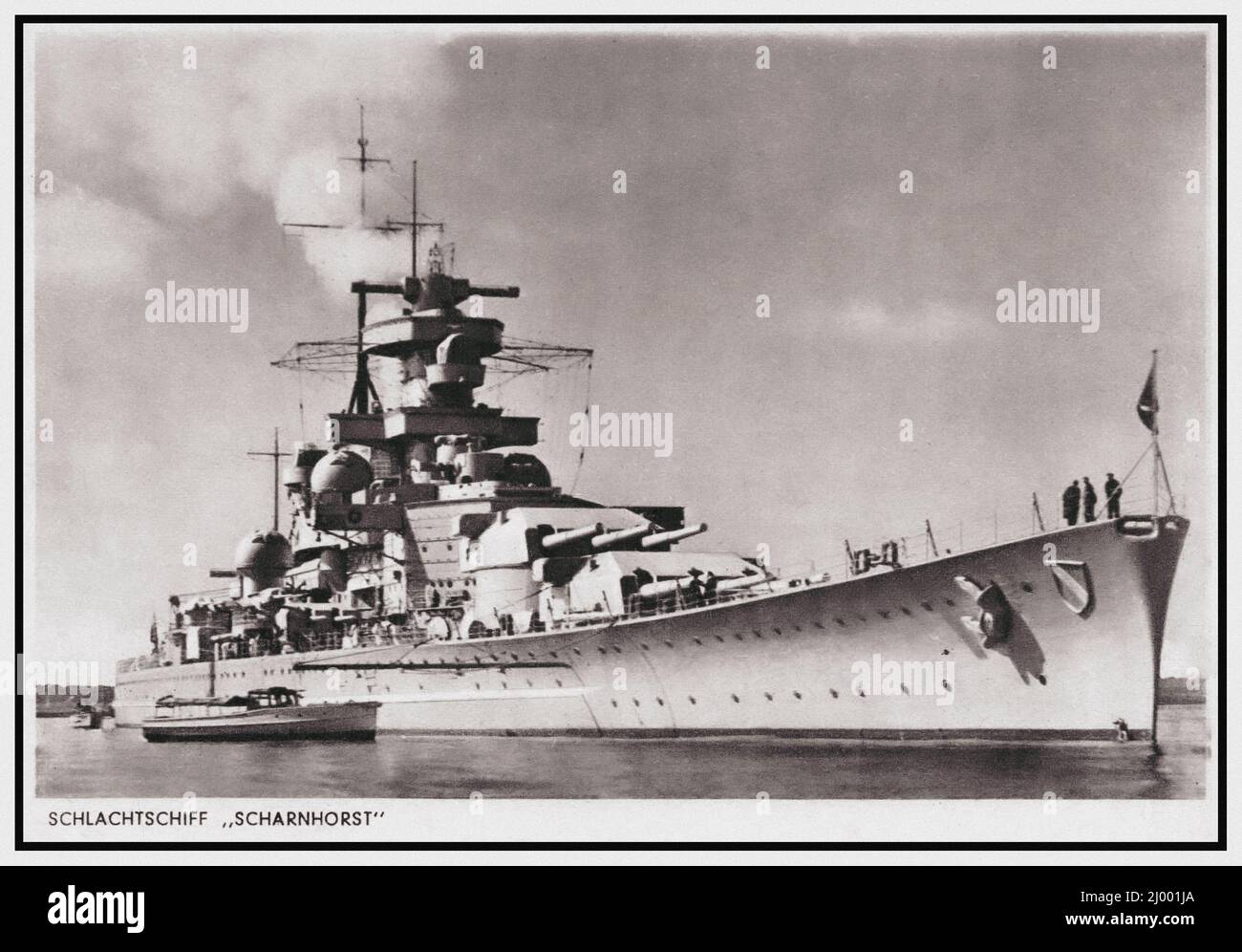 SCHARNHORST WW2 Nazi-Kreismarine schlachtschiff-Schlachtschiff der deutschen Hauptklasse Anfang 1943 schloss sich Scharnhorst dem Schlachtschiff der Bismarck-Klasse in Norwegen an, um alliierte Konvois in die Sowjetunion zu verbotsen. Scharnhorst und mehrere Zerstörer griffen von Norwegen aus einen Konvoi an, aber britische Marinepatrouillen fingen die deutsche Streitmacht ab. Während der Schlacht am Nordkap (26. Dezember 1943) sank die Royal Navy HMS Duke of York Scharnhorst. Von einer Besatzung von 1.968 überlebten nur 36 Männer. Stockfoto